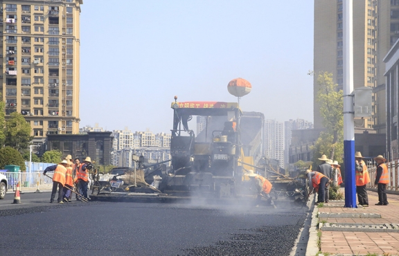 2020年3月20日上午，宜春市高士北路路面改造工程快速推进，施工现场一片繁忙景象
