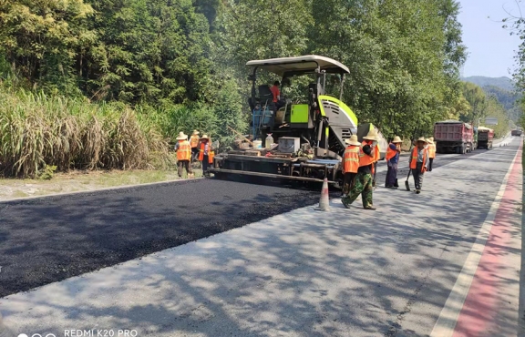 S223宜安路，油面摊铺